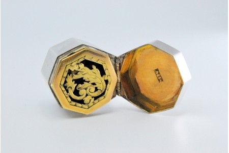 Caixa de Vinagrete em prata e ouro em forma hexagonal do período de George III.